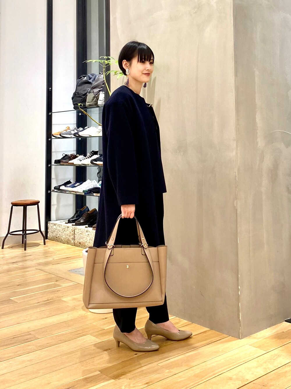 「きれいめカジュアル、休日スタイル、シンプルコーデ、大人カジュアル、ロングコート、セットアップ、卒業式、入学式、セレモニー、オケージョン、オフィスカジュアル、おしゃれさんと繋がりたい、URBAN RESEARCH DOORS、URBAN RESEARCH DOORS WOMENS」｜「URBAN RESEARCH DOORSのノーカラーミドルコート（その他アウター、ブルー系）」を使った、saoriさん（レディース・158cm）の冬コーディネートの1枚目の写真