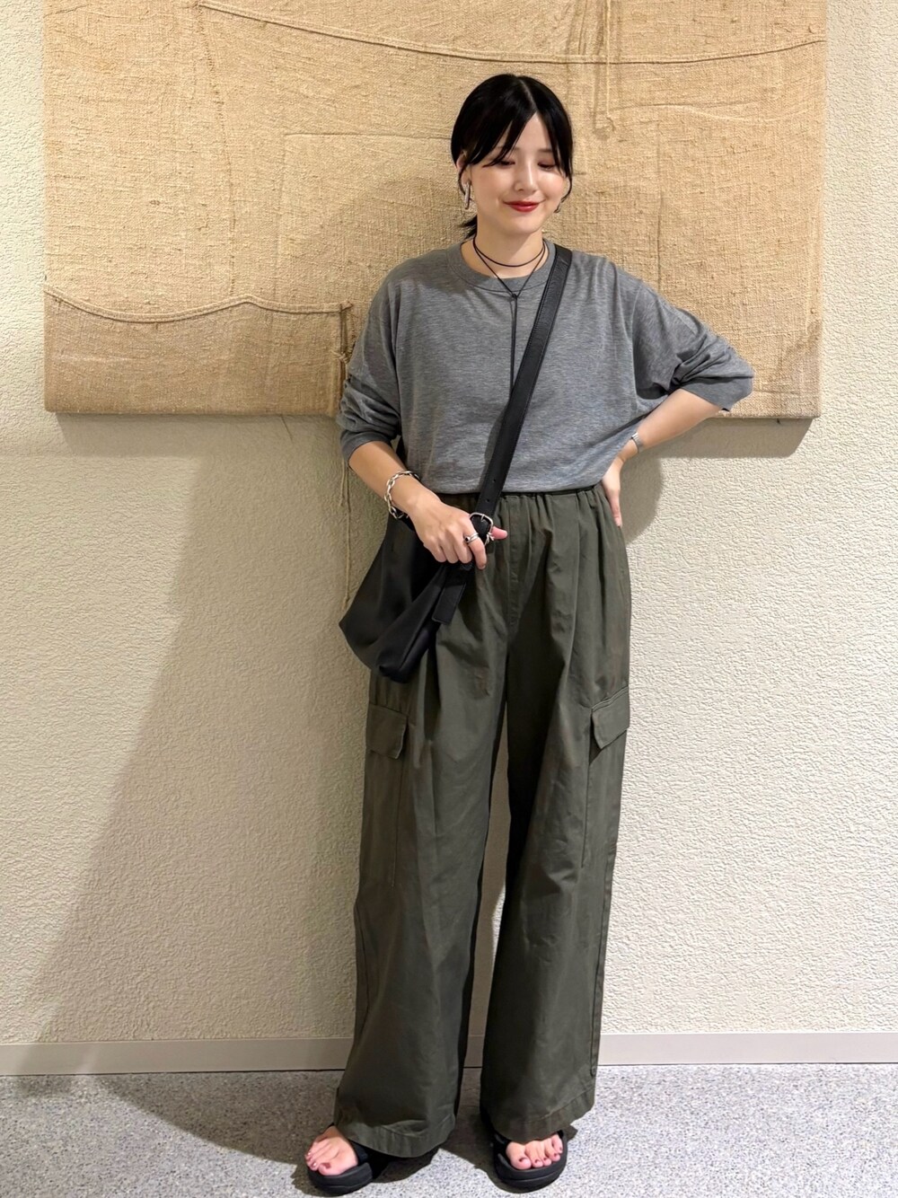 グレー系のニット/セーター、グリーン系のその他パンツを着用したレディースの夏コーディネートの1枚目の写真