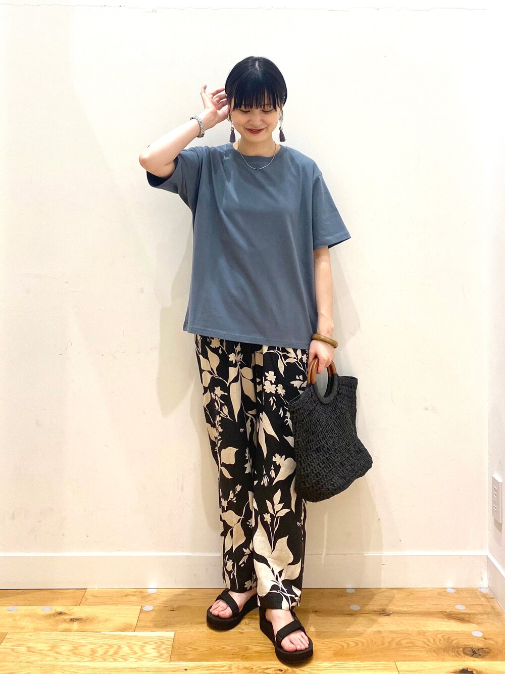 ブラック系のその他パンツ、ブラック系のトートバッグ、ブラック系のサンダルを着用したレディースの春コーディネートの1枚目の写真