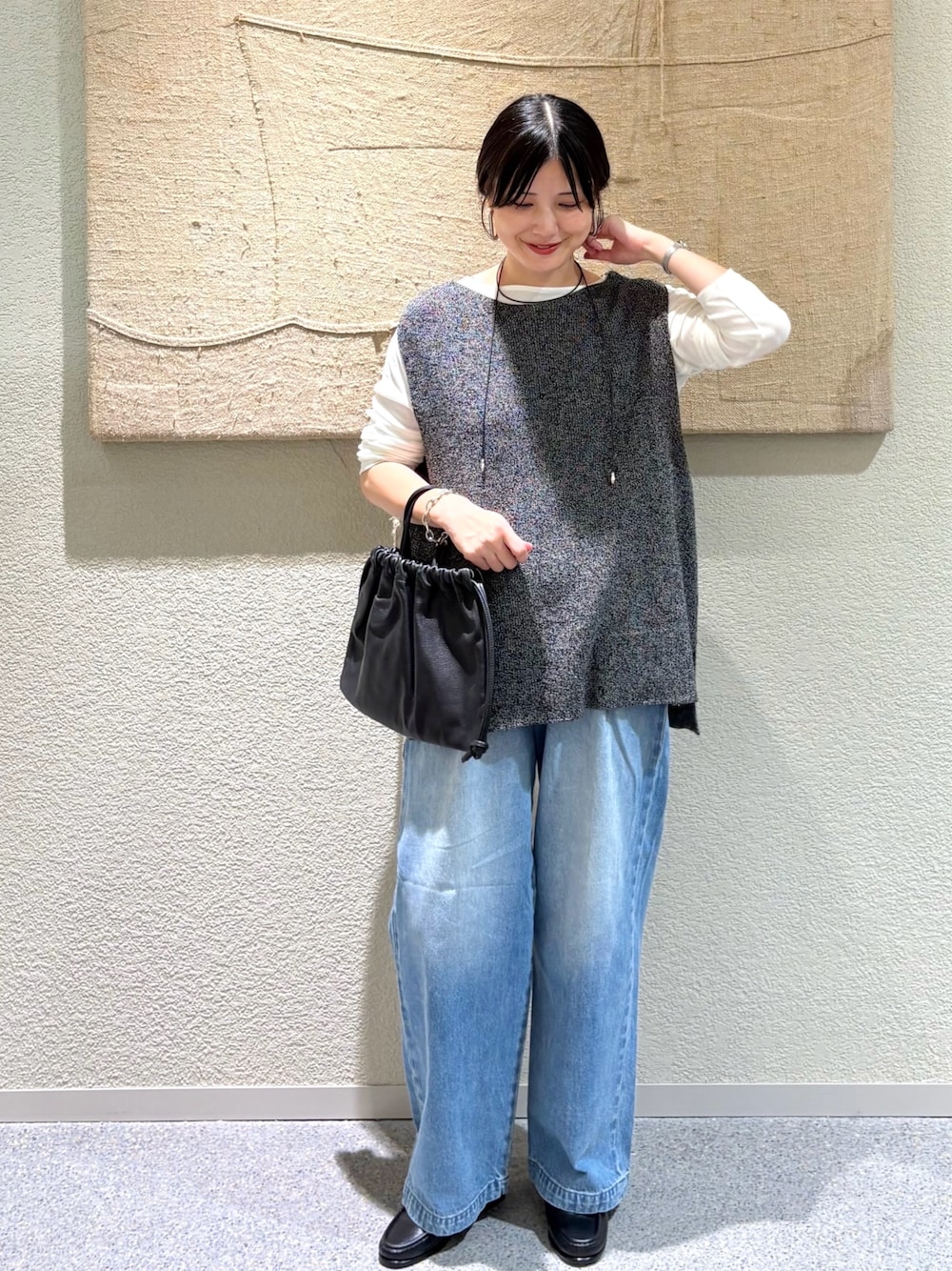 ホワイト系のTシャツ/カットソー、ホワイト系のTシャツ/カットソー、グリーン系のニット/セーターを着用したレディースの秋コーディネートの1枚目の写真