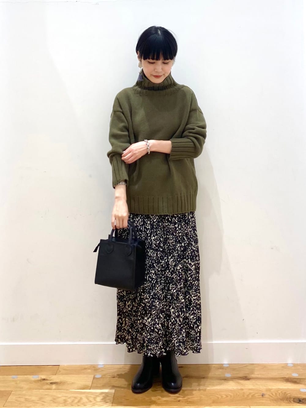 「タートルネック、カーキ、休日スタイル、プリーツスカート、きれいめカジュアル、ミニバッグ、URBAN RESEARCH DOORS、URBAN RESEARCH DOORS WOMENS、秋冬コーデ、おしゃれさんと繋がりたい、wearhalloween2021」｜「URBAN RESEARCH DOORSの【別注】Island Tides×DOORS　タートルネックニット（ニット/セーター、グリーン系）」を使った、saoriさん（レディース・158cm）の秋コーディネートの1枚目の写真