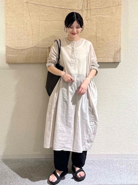 「アイテム（チュニック）」を使った、秋山 里織さん（レディース・158cm）の夏コーディネート