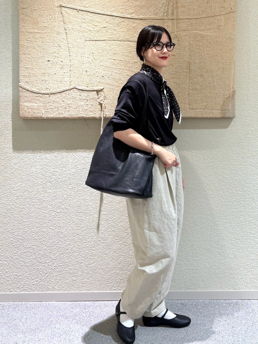 ベージュ系のその他パンツ、ブラック系のトートバッグ、ブラック系のバレエシューズを着用したレディースの秋コーディネートの1枚目の写真