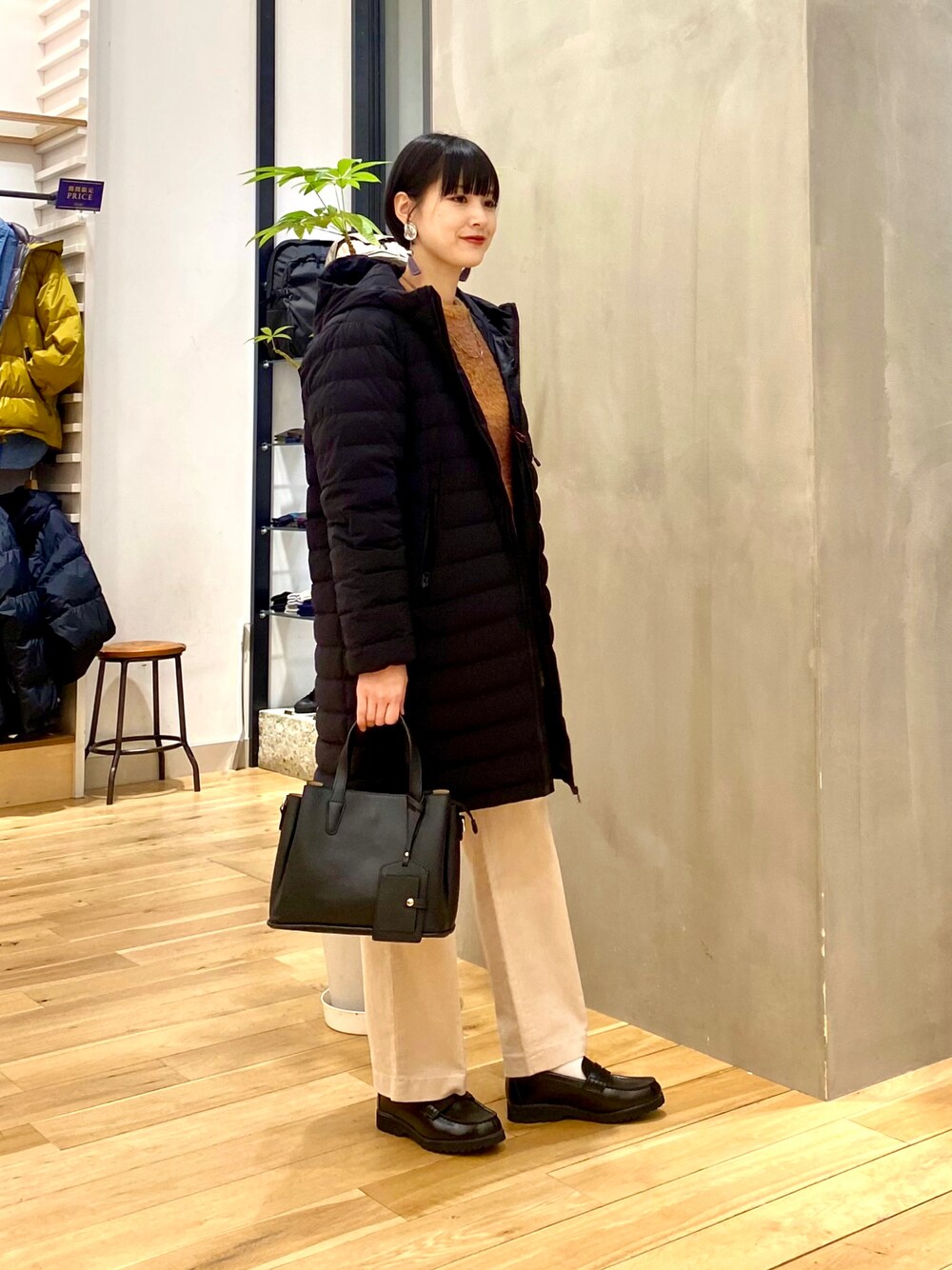 「きれいめカジュアル、休日スタイル、シンプルコーデ、大人カジュアル、冬コーデ、マイベストコーデ2022、クリスマスに着たい服、ダウンジャケット、ロングコート、コーデュロイパンツ、おしゃれさんと繋がりたい、URBAN RESEARCH DOORS、URBAN RESEARCH DOORS WOMENS、韓国ファッション」｜「DANTONのDANTON　MIDDLE DOWN HOODED COAT（その他アウター、ブラック系）」を使った、saoriさん（レディース・158cm）の冬コーディネートの1枚目の写真