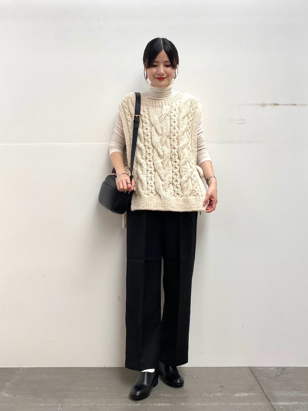 「きれいめカジュアル、休日スタイル、お出かけコーデ、冬コーデ、レイヤードスタイル、ニット、ベスト、タートルネック、ショルダーバッグ、おしゃれさんと繋がりたい、かぐれ、URBAN RESEARCH DOORS」｜「FORK&SPOONのFORK&SPOON　タートルネックカットソー（Tシャツ/カットソー、ホワイト系）」を使った、saoriさん（レディース・158cm）の秋コーディネートの1枚目の写真