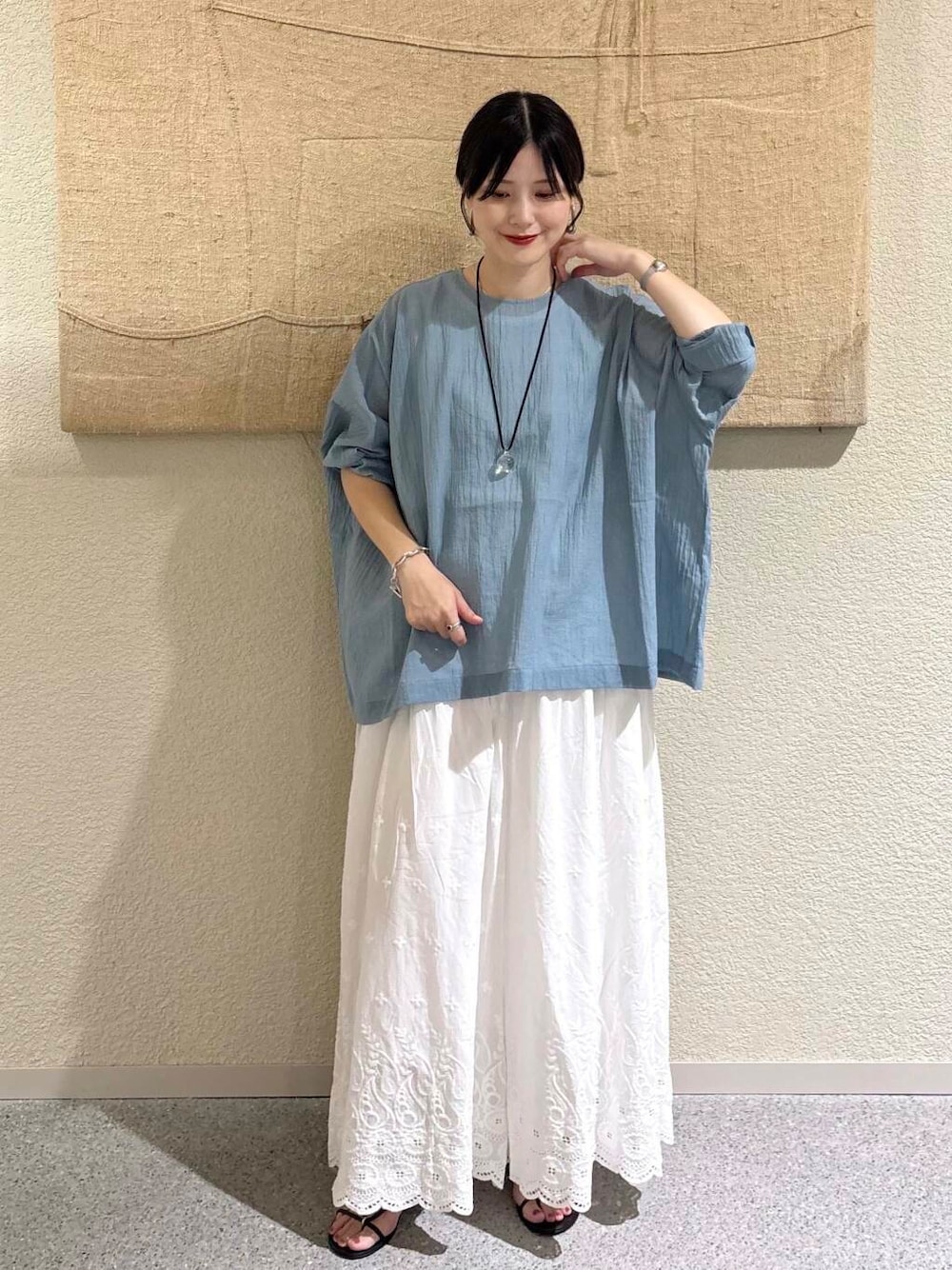 ブルー系のシャツ/ブラウス、ホワイト系のその他パンツを着用したレディースの夏コーディネートの1枚目の写真