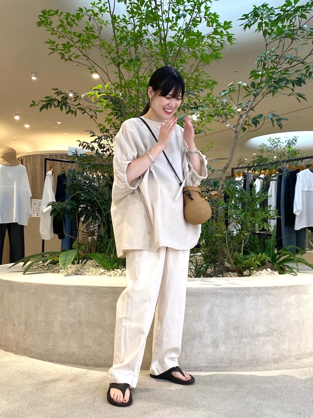 ベージュ系のシャツ/ブラウス、ベージュ系のデニムパンツ、ブラック系のサンダルを着用したレディースの夏コーディネートの1枚目の写真