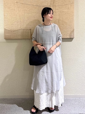 「アイテム（チュニック）」を使った、秋山 里織さん（レディース・158cm）の夏コーディネート