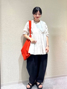 「アイテム（チョーカー）」を使った、秋山 里織さん（レディース・158cm）の夏コーディネート