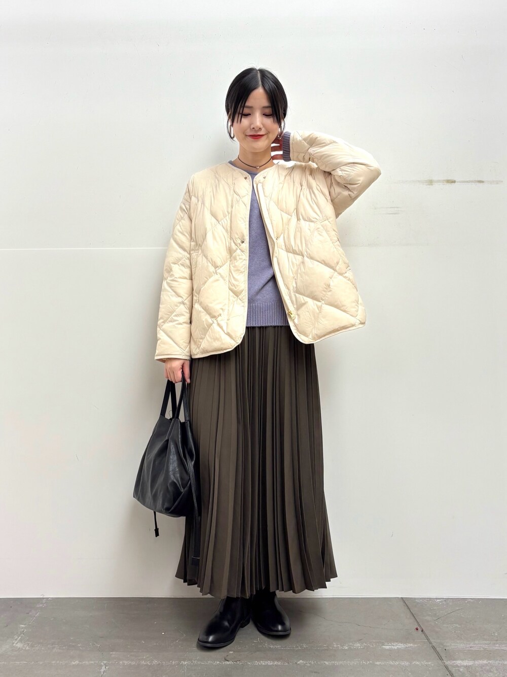 「きれいめカジュアル、休日スタイル、お出かけコーデ、冬コーデ、冬アウター、ブーツ、ロングスカート、プリーツスカート、ニット、ダウンジャケット、キルティング、おしゃれさんと繋がりたい、クリスマスに着たい服、マイベストコーデ2024、URBAN RESEARCH DOORS」｜「URBAN RESEARCH DOORSの『WEB/一部店舗限定カラー』ライトダウンキルトショートブルゾン（ダウンジャケット/コート、ホワイト系）」を使った、saoriさん（レディース・158cm）の冬コーディネートの1枚目の写真