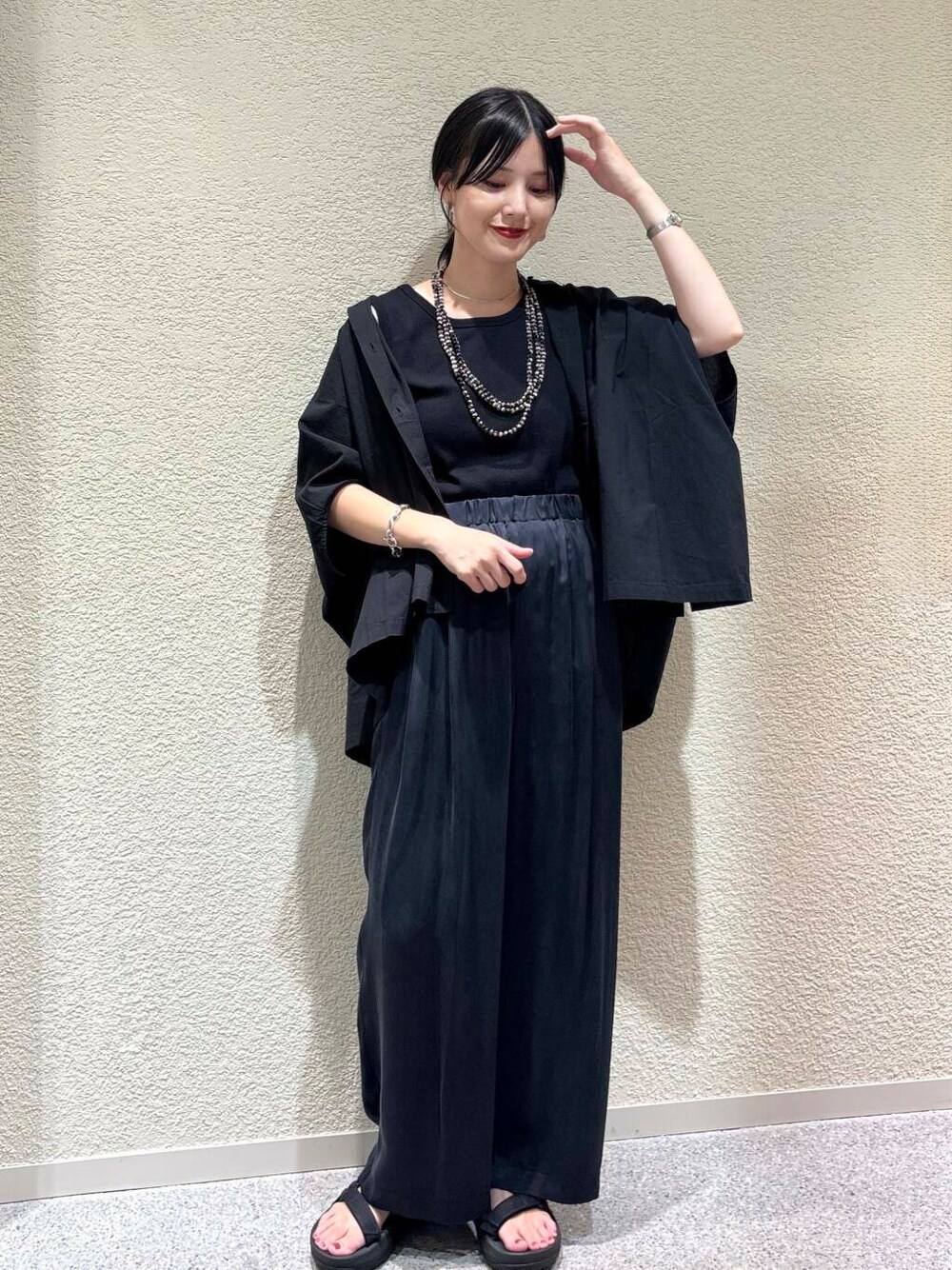 「大人カジュアル、シャツスタイル、デートコーデ、ママコーデ、きれいめカジュアル、シンプルコーデ、かぐれ、雨の日コーデ、newarrival、休日スタイル、30代、旅行コーデ、ブルベ夏、骨格ウェーブ、暑い」｜「かぐれのキュプラ2タックイージーパンツ（その他パンツ、ブルー系）」を使った、秋山 里織さん（レディース・158cm）の夏コーディネートの1枚目の写真