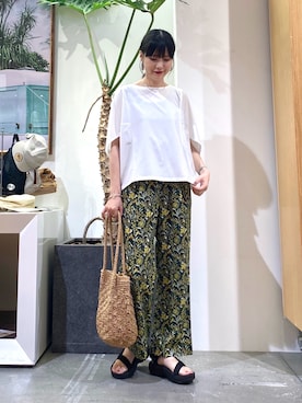 「teva」｜「アイテム（トートバッグ）」を使った、秋山 里織さん（レディース・158cm）の夏コーディネート