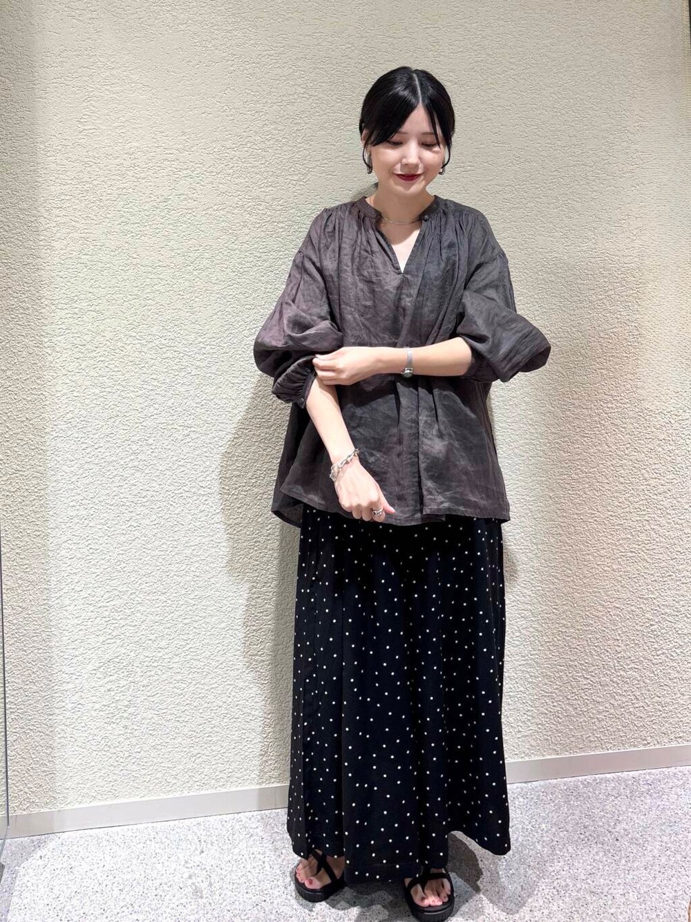 ブラック系のその他パンツ、グレー系のシャツ/ブラウスを着用したレディースの夏コーディネートの1枚目の写真