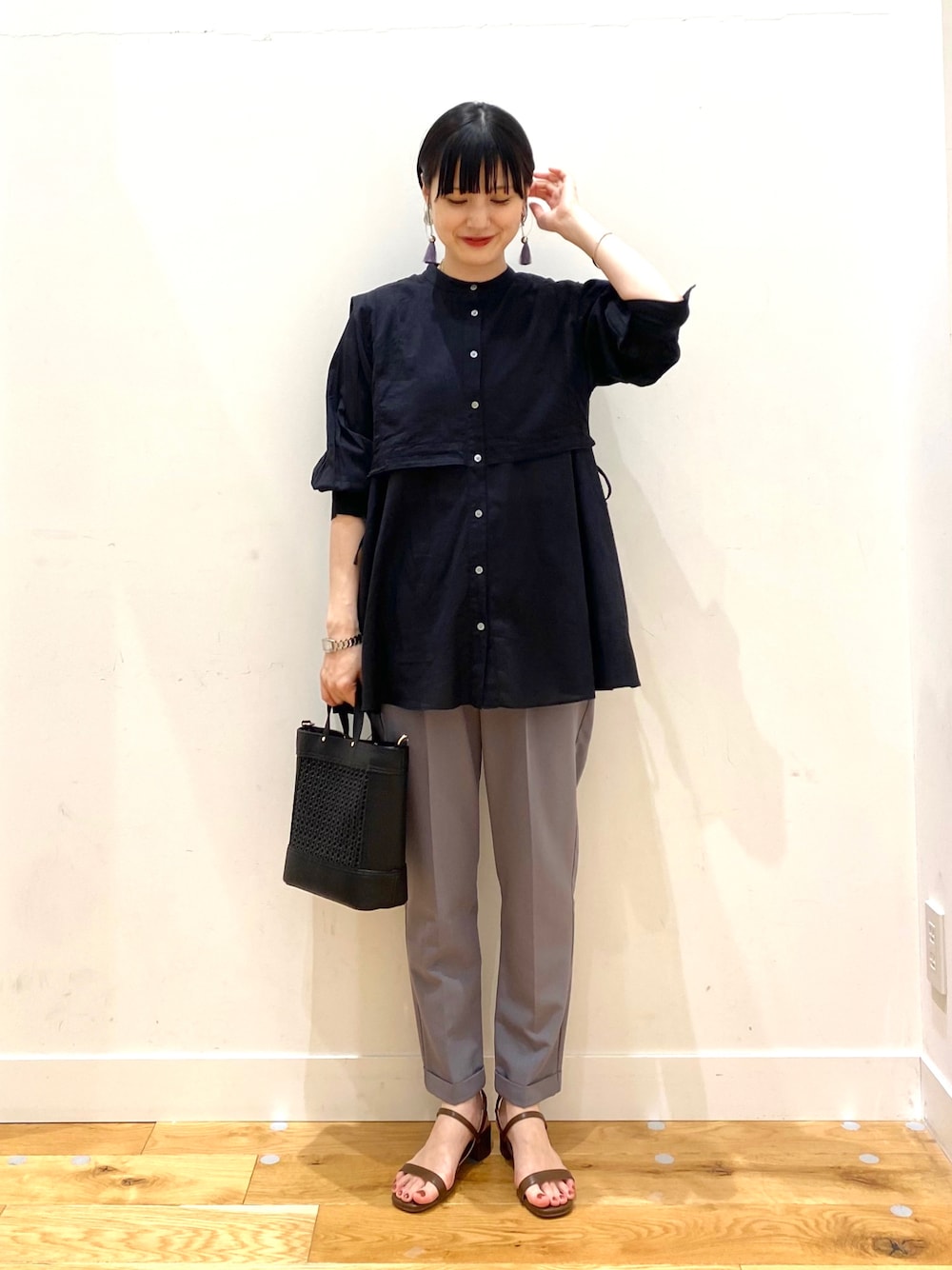 ブルー系のその他パンツ、ブラウン系のサンダル、ブラック系のシャツ/ブラウスを着用したレディースの春コーディネートの1枚目の写真