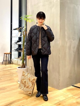 「URBAN RESEARCH DOORS（アーバンリサーチドアーズ）のフレアデニムパンツ（デニムパンツ）」を使った、秋山 里織さん（レディース・158cm）の秋コーディネート