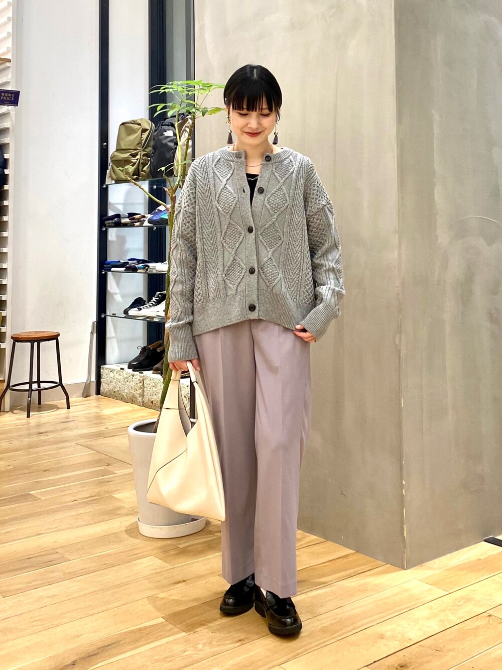 「きれいめカジュアル、休日スタイル、シンプルコーデ、大人カジュアル、マイベストコーデ2022、クリスマスに着たい服、ニット、カーディガン、韓国ファッション、おしゃれさんと繋がりたい、URBAN RESEARCH DOORS、URBAN RESEARCH DOORS WOMENS」｜「FORK&SPOONのFORK&SPOON　アラン柄ニットカーディガン（カーディガン/ボレロ、グレー系）」を使った、saoriさん（レディース・158cm）の冬コーディネートの1枚目の写真
