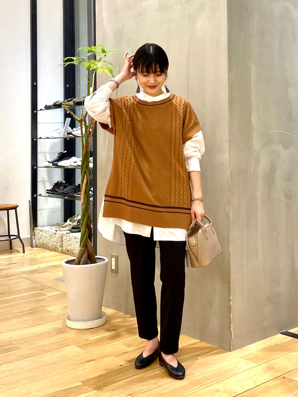 ホワイト系のシャツ/ブラウス、イエロー系のニット/セーター、ブラック系のその他パンツを着用したレディースの秋コーディネートの1枚目の写真