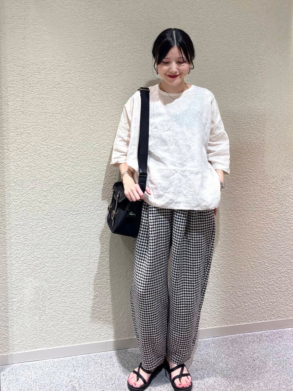 その他のその他パンツ、ピンク系のシャツ/ブラウスを着用したレディースの夏コーディネートの1枚目の写真