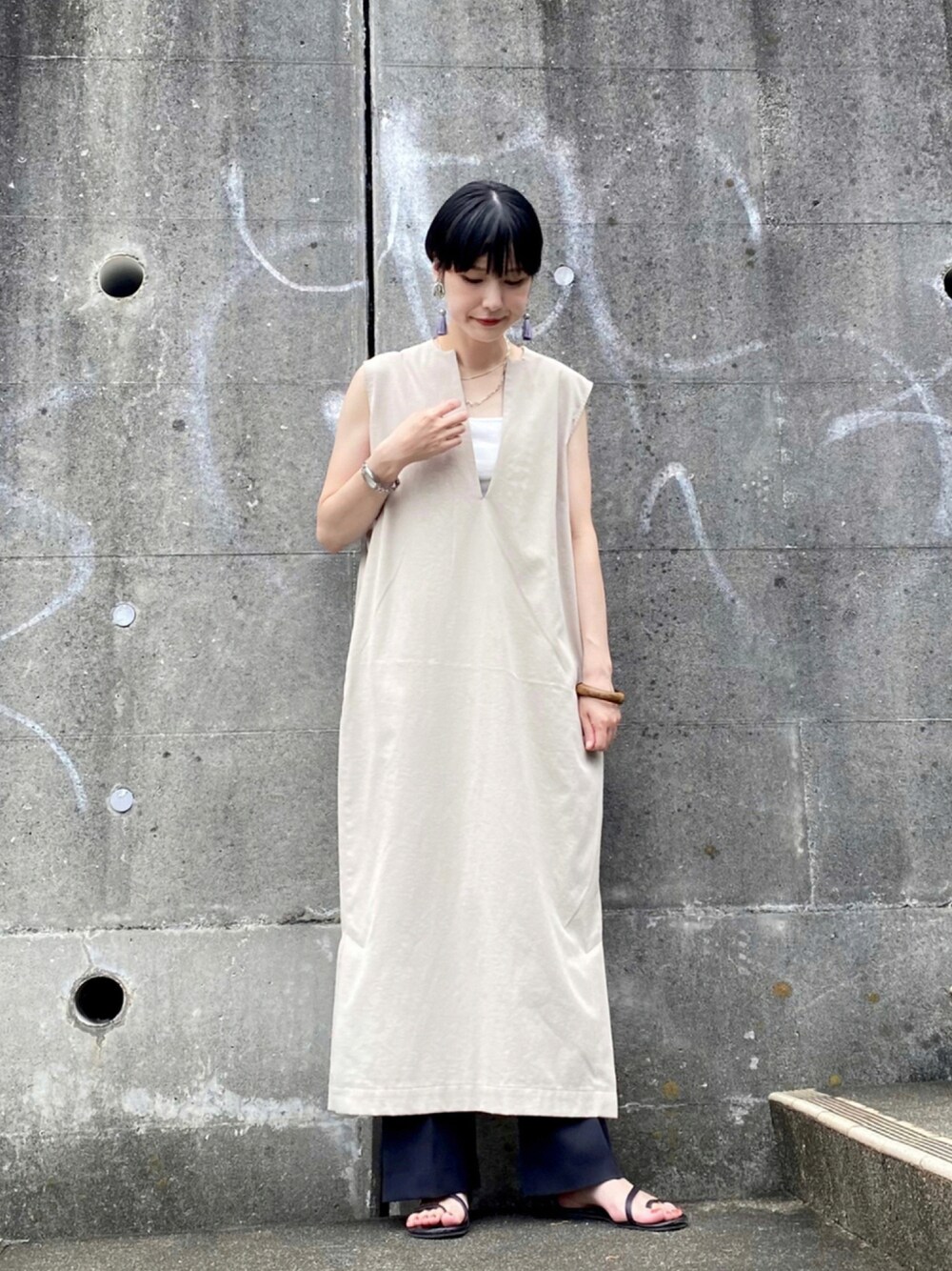ベージュ系のワンピース、ホワイト系のタンクトップ、ブラック系のその他パンツを着用したレディースの夏コーディネートの1枚目の写真