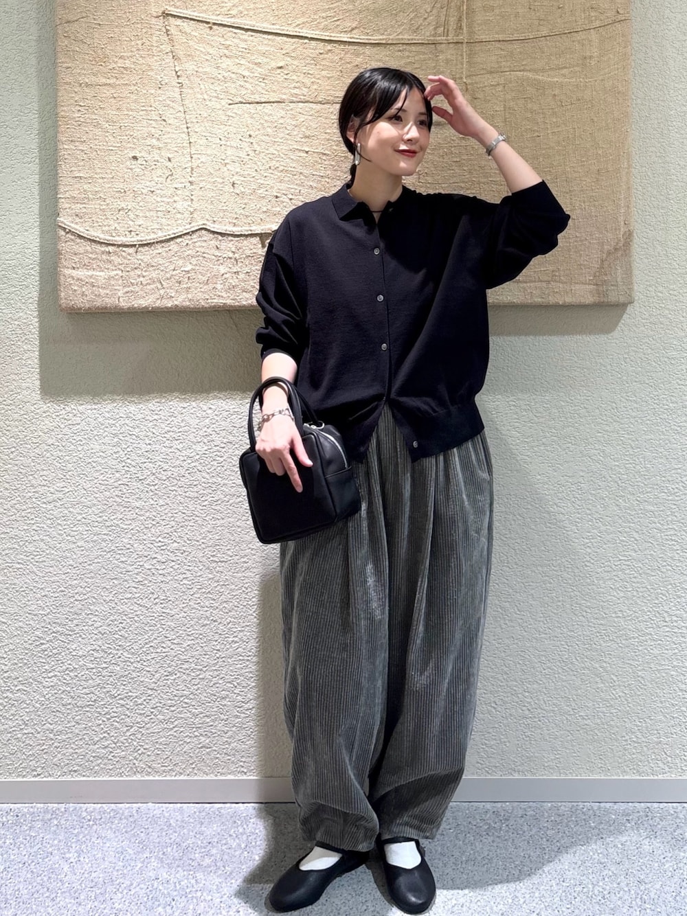 ブラック系のカーディガン/ボレロ、ブラック系のバレエシューズ、ブラック系のトートバッグを着用したレディースの秋コーディネートの1枚目の写真