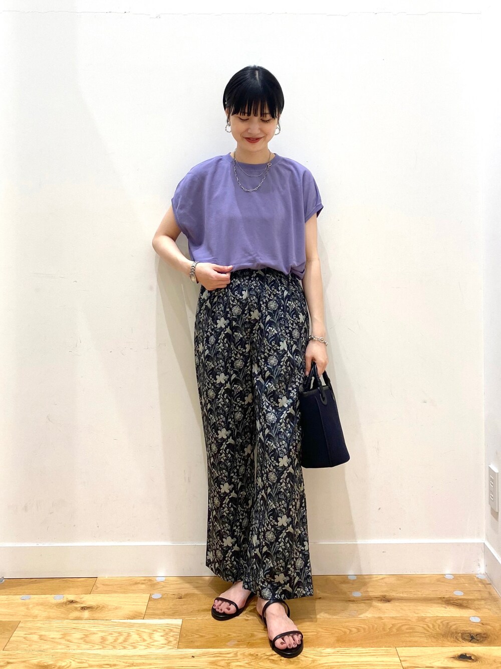 パープル系のTシャツ/カットソー、ブルー系のその他パンツ、ブルー系のショルダーバッグを着用したレディースの夏コーディネートの1枚目の写真