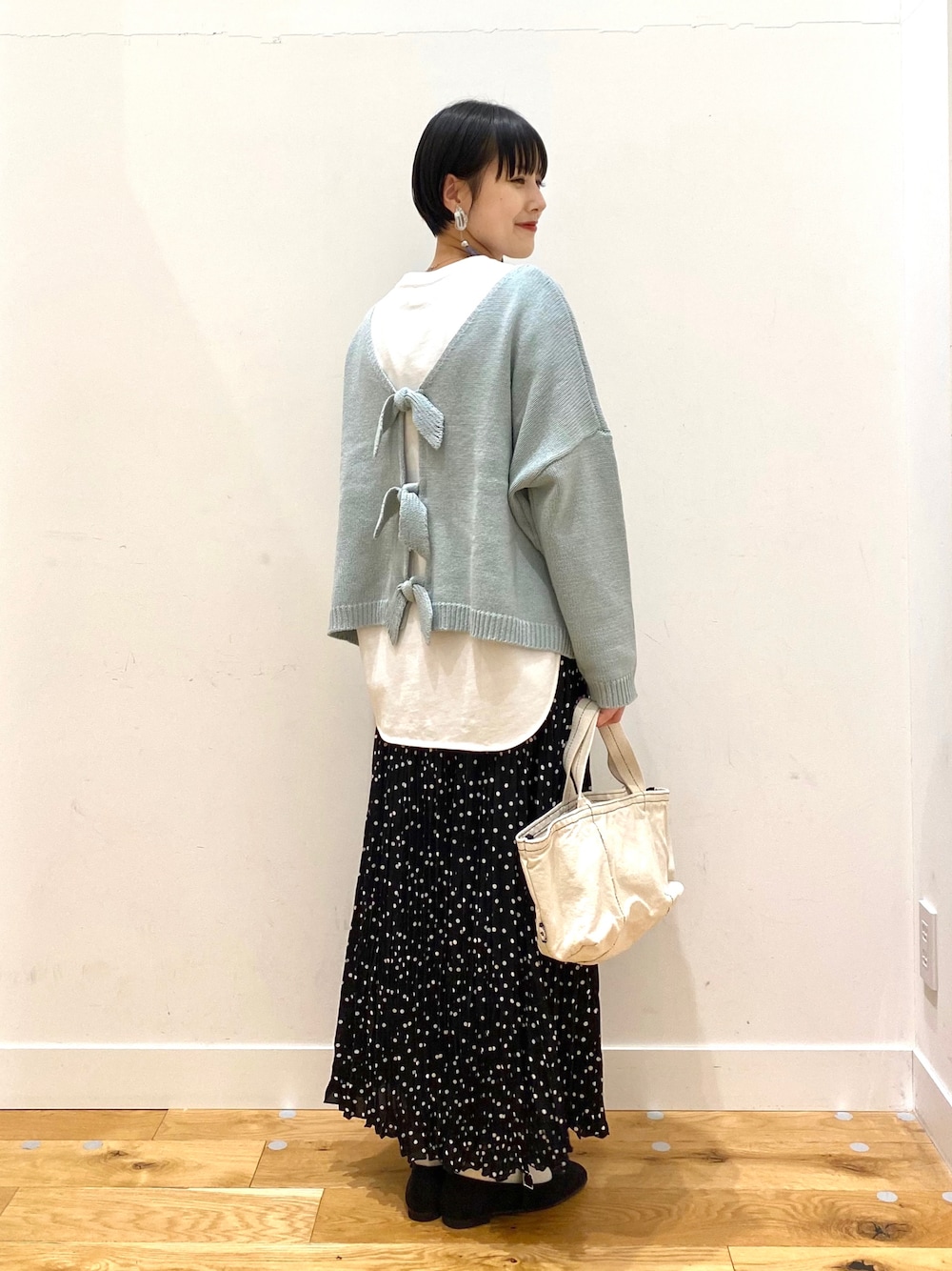 「きれいめカジュアル、休日スタイル、あったかコーデ、韓国ファッション、レイヤードスタイル、カラーニット、カラーパレット、淡色コーデ、シンプルコーデ、おしゃれさんと繋がりたい、URBAN RESEARCH DOORS、URBAN RESEARCH DOORS WOMENS」｜「URBAN RESEARCH DOORSの2WAYリボンカーディガン（カーディガン/ボレロ、グリーン系）」を使った、saoriさん（レディース・158cm）の冬コーディネートの1枚目の写真