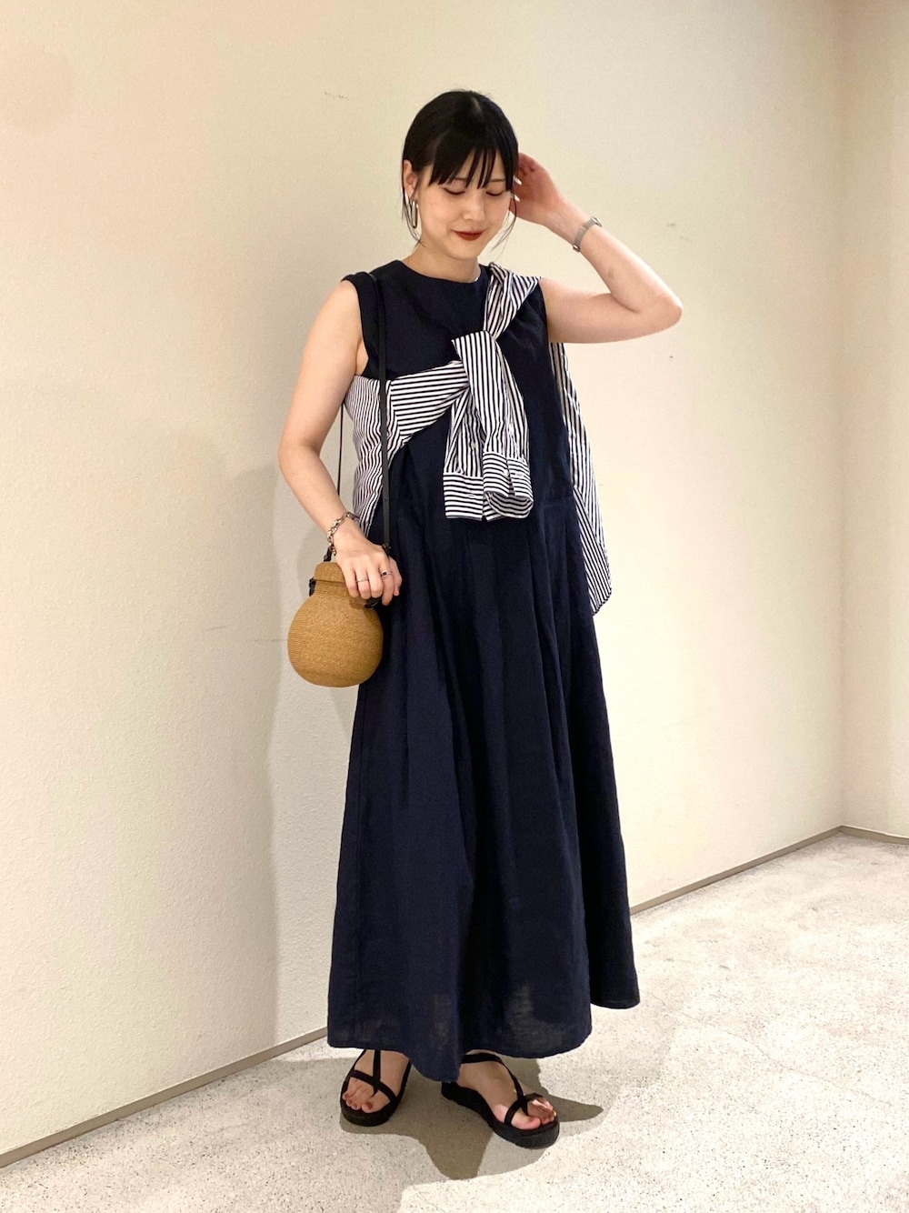 ブルー系のワンピース、ブルー系のシャツ/ブラウスを着用したレディースの夏コーディネートの1枚目の写真