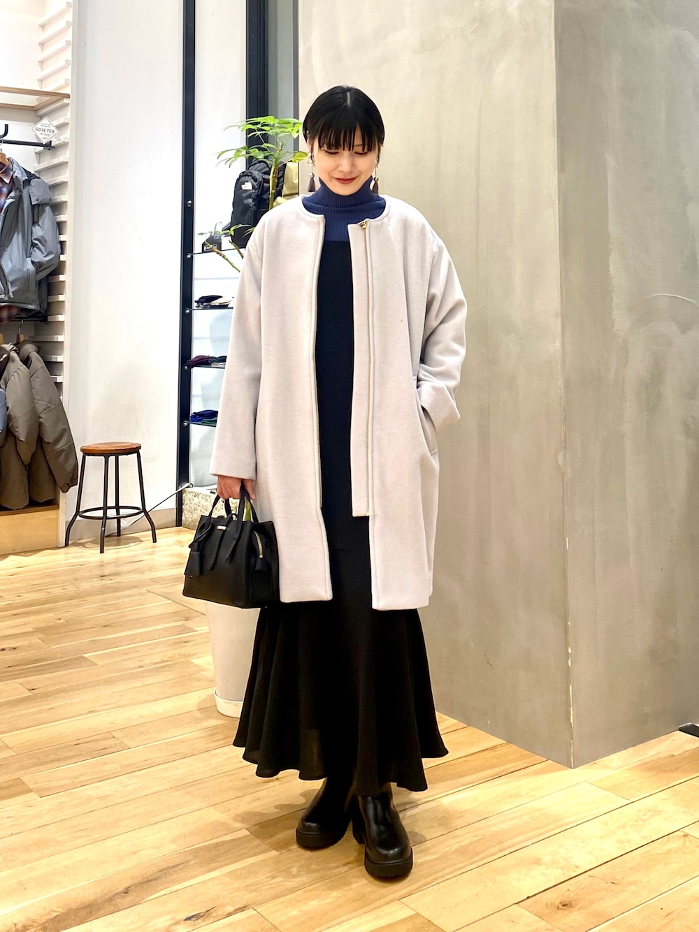 「きれいめカジュアル、休日スタイル、シンプルコーデ、大人カジュアル、冬コーデ、クリスマスに着たい服、韓国ファッション、ロングコート、タートルネック、ニット、おしゃれさんと繋がりたい、URBAN RESEARCH DOORS、URBAN RESEARCH DOORS WOMENS、マーメイドスカート、ロングワンピース」｜「URBAN RESEARCH DOORSのタートルネックリブニット（ニット/セーター、ブルー系）」を使った、saoriさん（レディース・158cm）の冬コーディネートの1枚目の写真