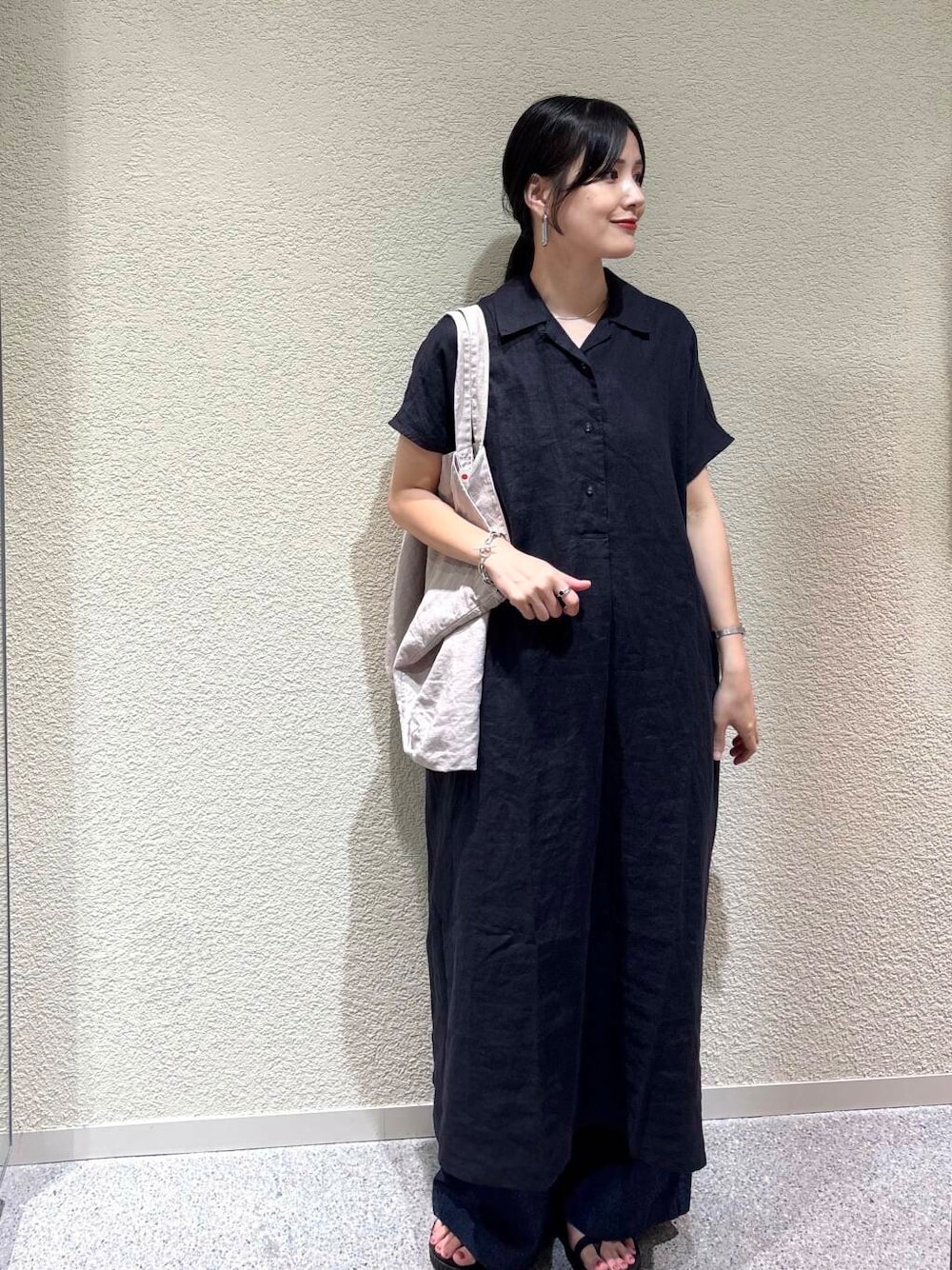 「大人カジュアル、デートコーデ、ママコーデ、きれいめカジュアル、シンプルコーデ、かぐれ、雨の日コーデ、newarrival、休日スタイル、30代、旅行コーデ、ブルベ夏、骨格ウェーブ、暑い、帰省コーデ」｜「かぐれのライトデニムイージーパンツ（その他パンツ、ブルー系）」を使った、saoriさん（レディース・158cm）の夏コーディネートの1枚目の写真