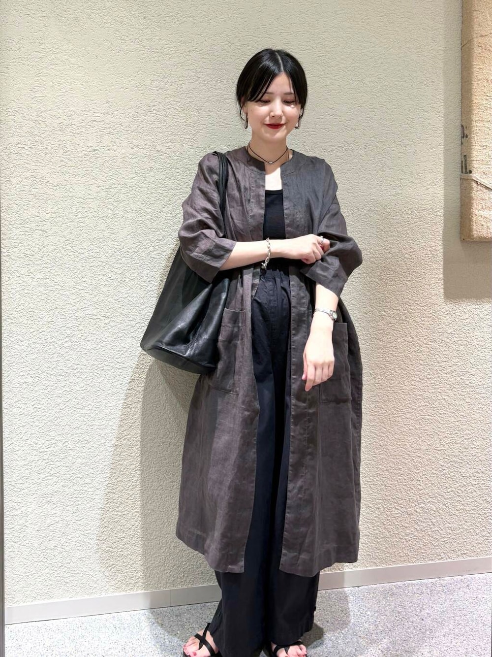 「大人カジュアル、デートコーデ、ママコーデ、きれいめカジュアル、シンプルコーデ、かぐれ、雨の日コーデ、newarrival、休日スタイル、30代、旅行コーデ、ブルベ夏、骨格ウェーブ、下半身太め、ウェーブ×ブルベ夏」｜「かぐれのユーティリティーイージーパンツ（その他パンツ、ブラック系）」を使った、saoriさん（レディース・158cm）の夏コーディネートの1枚目の写真
