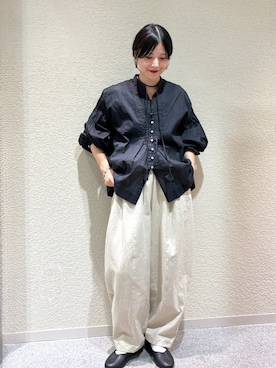 「アイテム（バレエシューズ）」を使った、秋山 里織さん（レディース・158cm）の秋コーディネート