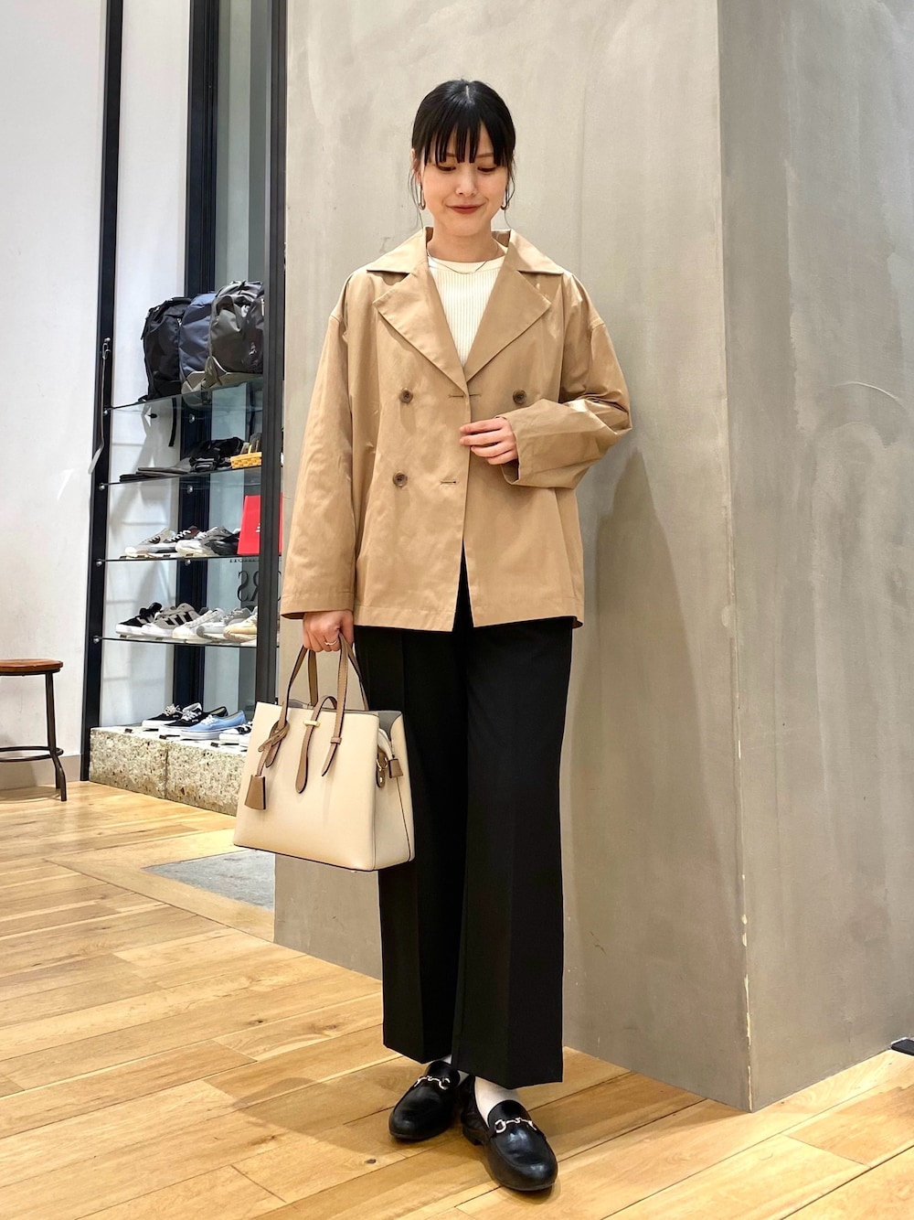 ホワイト系のニット/セーター、ブラック系のその他パンツ、ホワイト系のトートバッグを着用したレディースの冬コーディネートの1枚目の写真