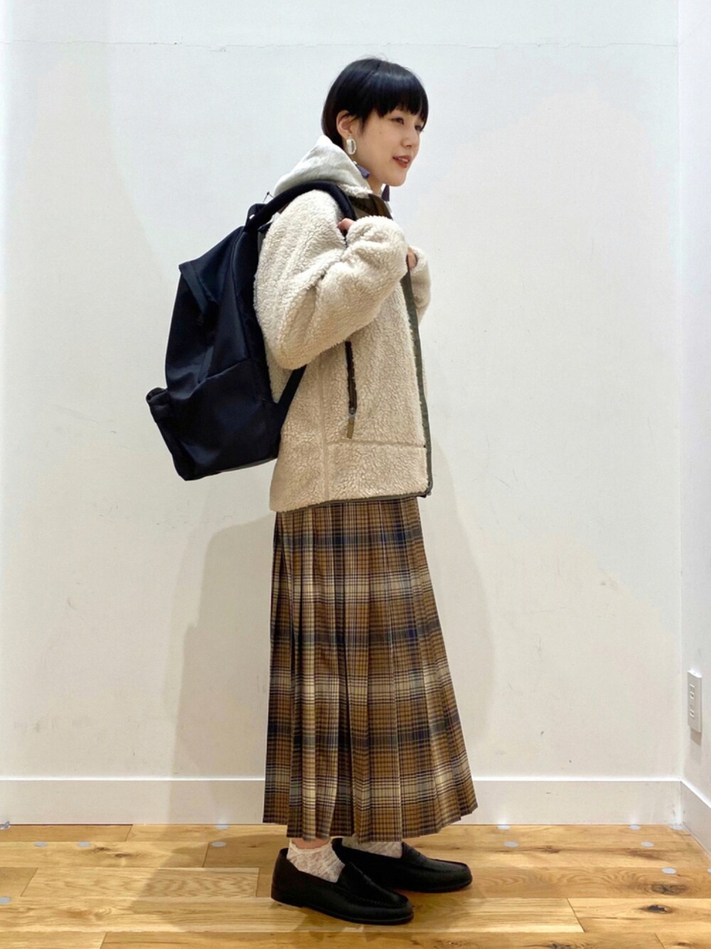 「チェック、スウェット、パーカー、ローファー、休日スタイル、patagonia、プリーツスカート、URBAN RESEARCH DOORS、秋コーデ、URBAN RESEARCH DOORS WOMENS、おしゃれさんと繋がりたい」｜「patagoniaのpatagonia K’s Retro-X Jacket（その他、その他）」を使った、saoriさん（レディース・158cm）の秋コーディネートの1枚目の写真