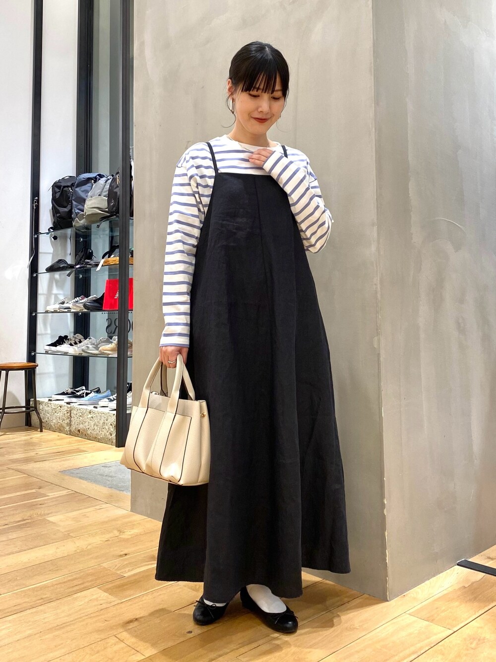 ブルー系のTシャツ/カットソー、ブラック系のワンピース、ホワイト系のトートバッグを着用したレディースの春コーディネートの1枚目の写真