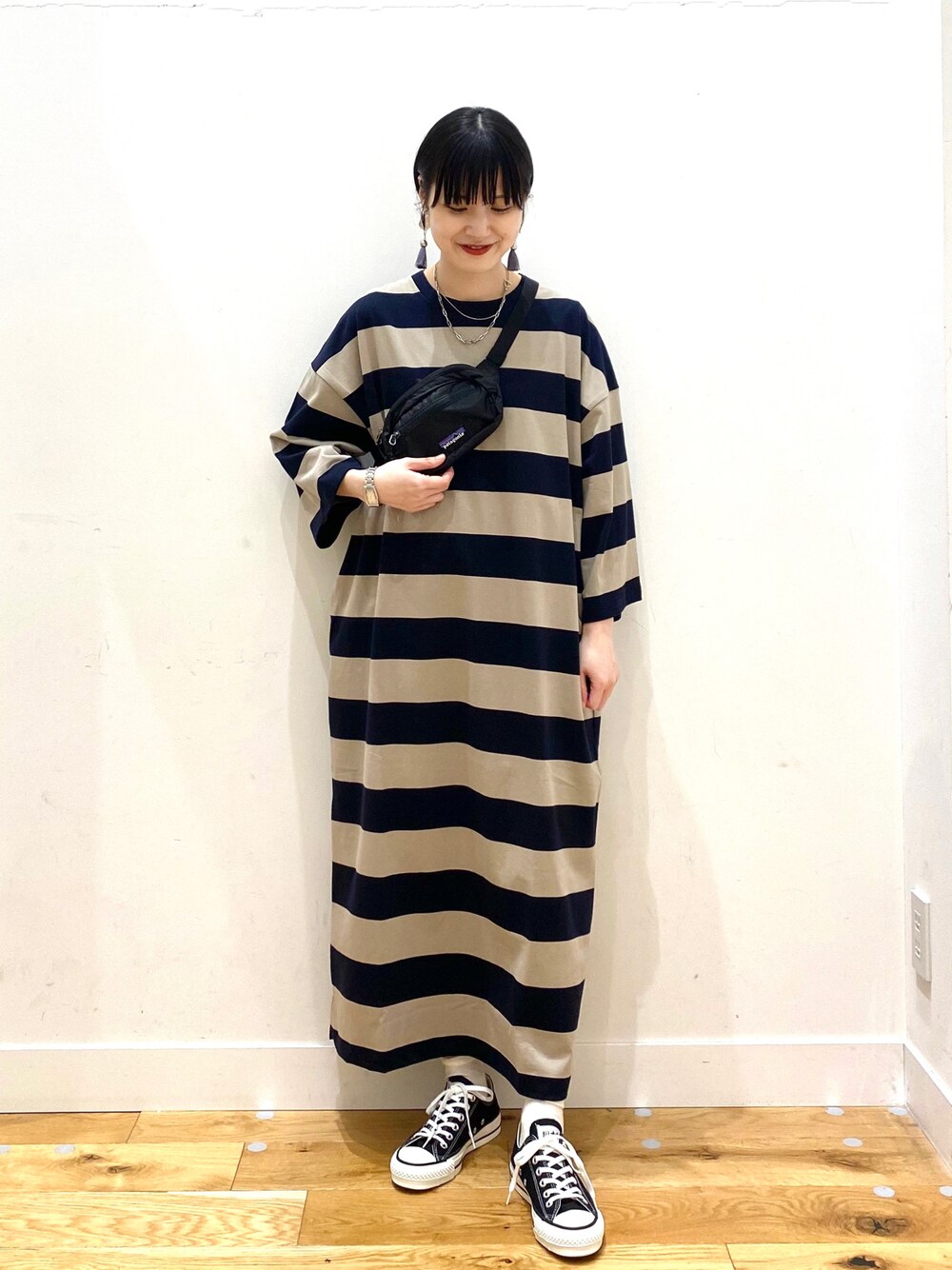 「きれいめカジュアル、休日スタイル、シンプルコーデ、春夏コーデ、ロングワンピース、ボーダー、コンバース、スニーカー、アウトドアスタイル、リラックススタイル、おしゃれさんと繋がりたい、URBAN RESEARCH DOORS、URBAN RESEARCH DOORS WOMENS、patagonia、古着MIX」｜「FORK&SPOONのFORK&SPOON　ワイドスリーブワンピース（ワンピース、ベージュ系）」を使った、saoriさん（レディース・158cm）の春コーディネートの1枚目の写真