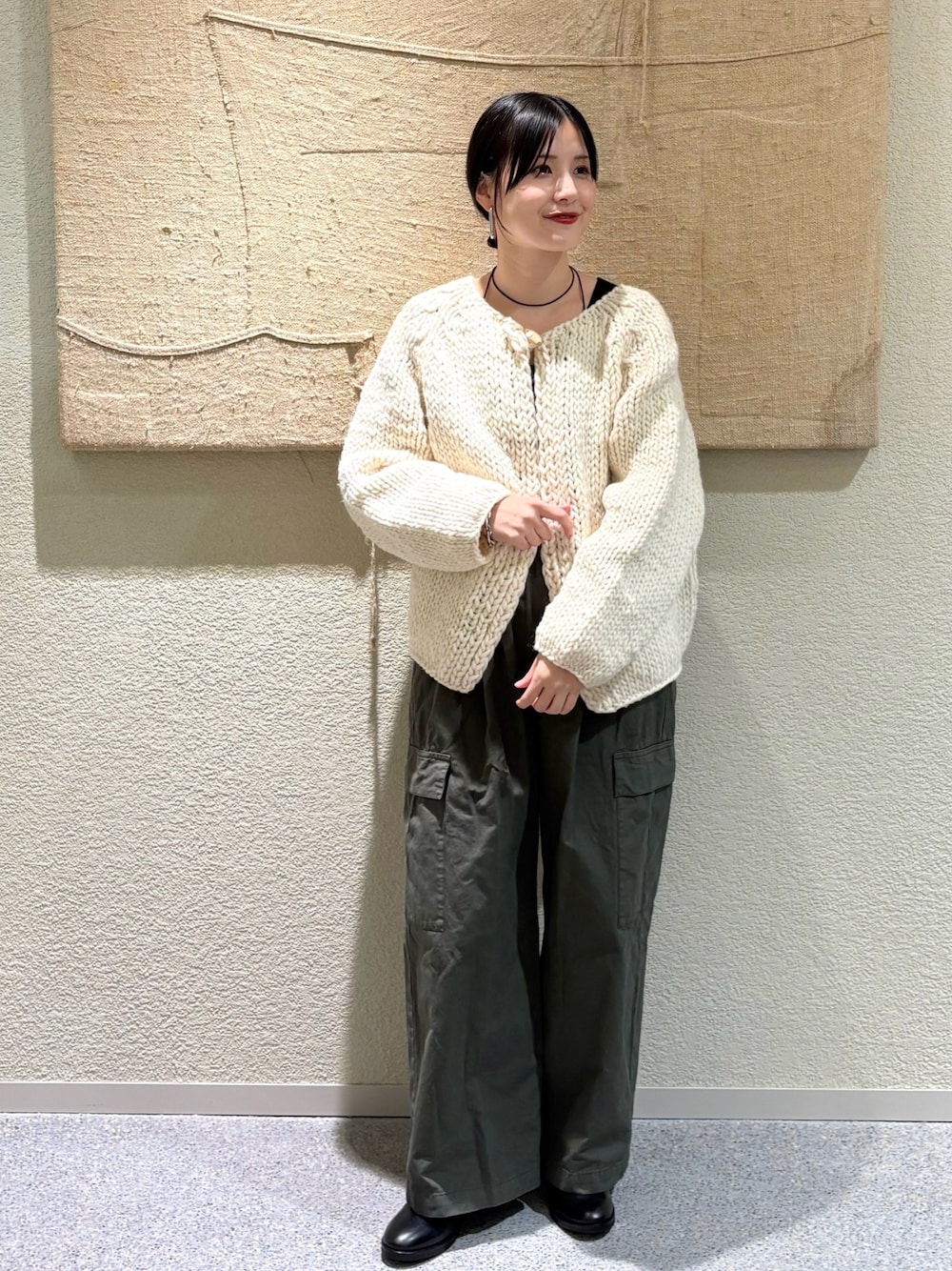 ホワイト系のカーディガン/ボレロ、グリーン系のその他パンツ、グリーン系のその他パンツを着用したレディースの秋コーディネートの1枚目の写真