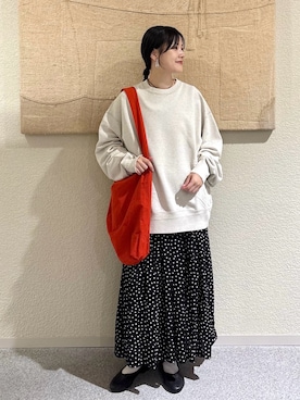 「アイテム（バレエシューズ）」を使った、秋山 里織さん（レディース・158cm）の秋コーディネート