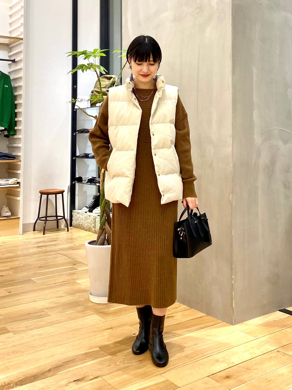 「きれいめカジュアル、休日スタイル、シンプルコーデ、大人カジュアル、冬コーデ、ダウンベスト、レイヤードスタイル、ロングワンピース、マイベストコーデ2022、クリスマスに着たい服、韓国ファッション、おしゃれさんと繋がりたい、URBAN RESEARCH DOORS、URBAN RESEARCH DOORS WOMENS」｜「URBAN RESEARCH DOORSの『WEB/一部店舗限定カラー』ワイドリブ切替ニットワンピース（ワンピース、ブラウン系）」を使った、saoriさん（レディース・158cm）の冬コーディネートの1枚目の写真