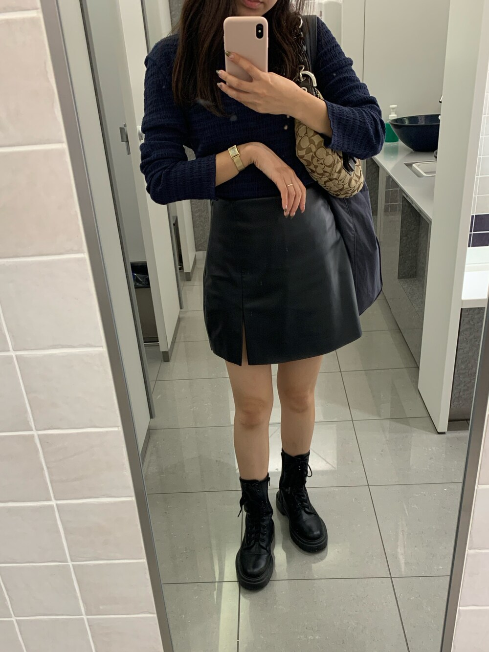 「秋服コーデ、秋、ZARA、レザーパンツ、レザースカート、COACH、ブーツ、秋服、低身長コーデ、150cmコーデ、150cm」｜「ZARAのアイテム（その他パンツ、ブラック系）」を使った、87さん（レディース・150cm）の秋コーディネートの1枚目の写真
