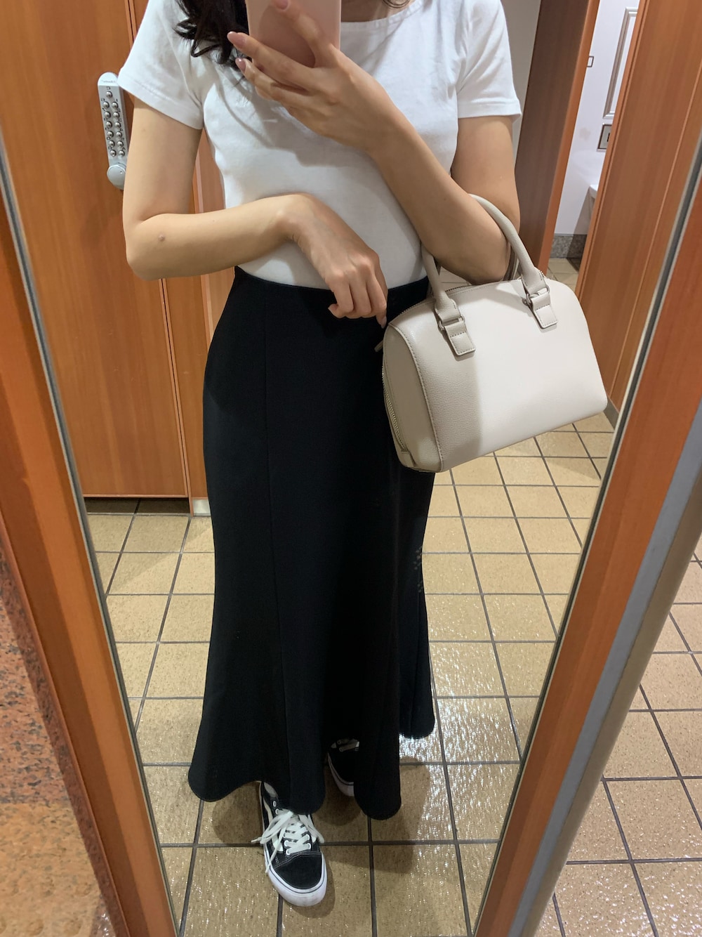 「夏コーデ、夏、白Tシャツ、マーメイドスカート、モノクロ、シンプル、ロングスカート、UNIQLO、スニーカーコーデ、150cm、150cmコーデ、低身長」｜「UNIQLOのアイテム（バッグ、ホワイト系）」を使った、87さん（レディース・150cm）の夏コーディネートの1枚目の写真
