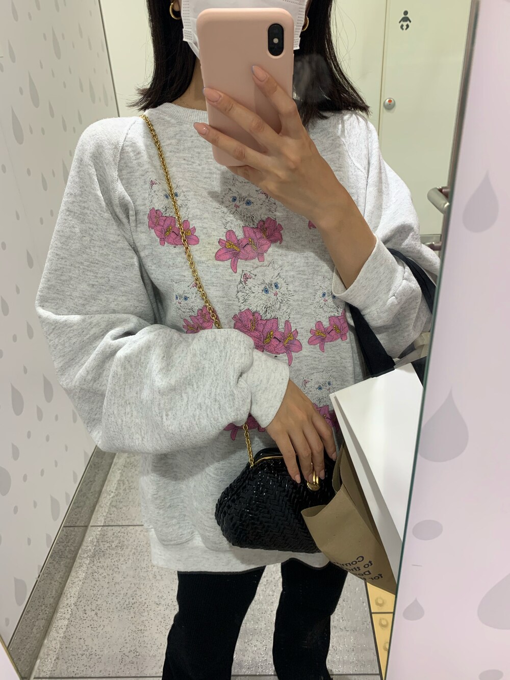 「秋のコーデ、トレーナー、スウェット、vintage、ヴィンテージ、低身長、猫、古着、だから秋服が好き、ミニバッグ、スニーカー、150cmコーデ、jumelle」｜「jumelleのrib pants（その他パンツ、ブラック系）」を使った、87さん（レディース・150cm）の秋コーディネートの1枚目の写真