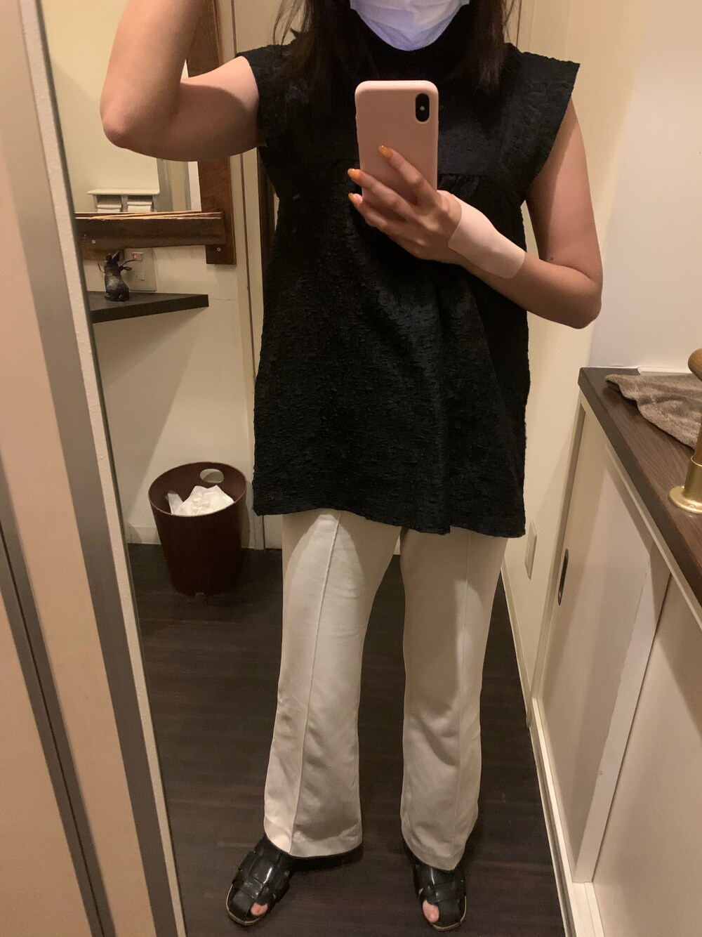 「低身長女子、低身長、モノクロ、シンプルコーデ、夏、ユニクロ、UNIQLO、サンダル、150cmコーデ、150cm」｜「UNIQLOのアイテム（パンツ、ホワイト系）」を使った、87さん（レディース・150cm）の夏コーディネートの1枚目の写真