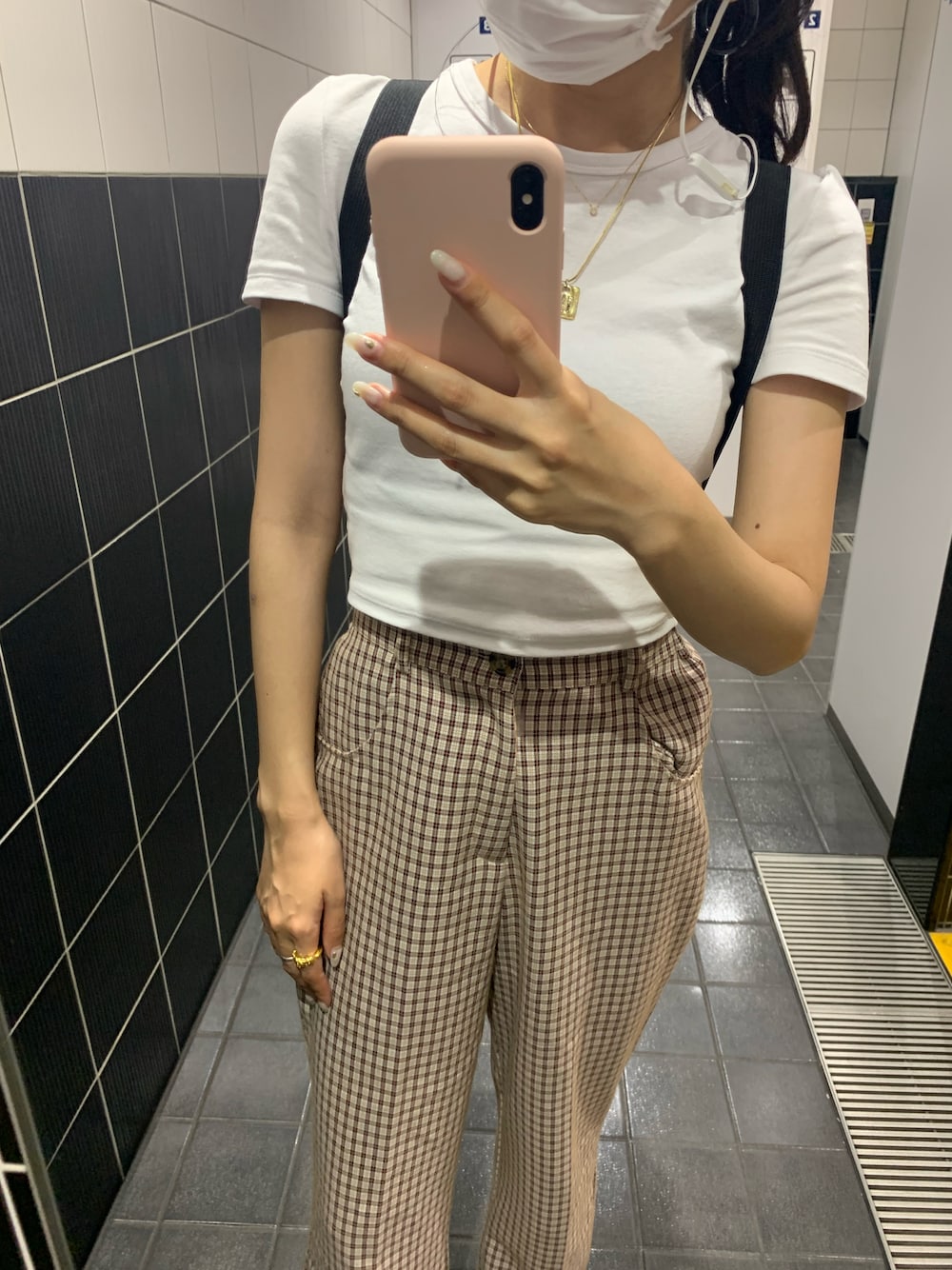 「夏、ZARA、白Tシャツ、チェックパンツ、シンプル、野球観戦、低身長コーデ、プチプラ、150cmコーデ」｜「jumelleのcheck pants（スラックス、レッド系）」を使った、87さん（レディース・150cm）の夏コーディネートの1枚目の写真