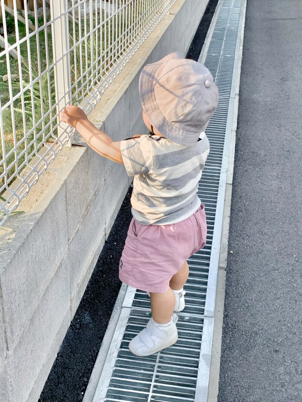 ホワイト系のスニーカー、ピンク系のその他パンツ、パープル系のハットを着用したキッズの夏コーディネートの1枚目の写真