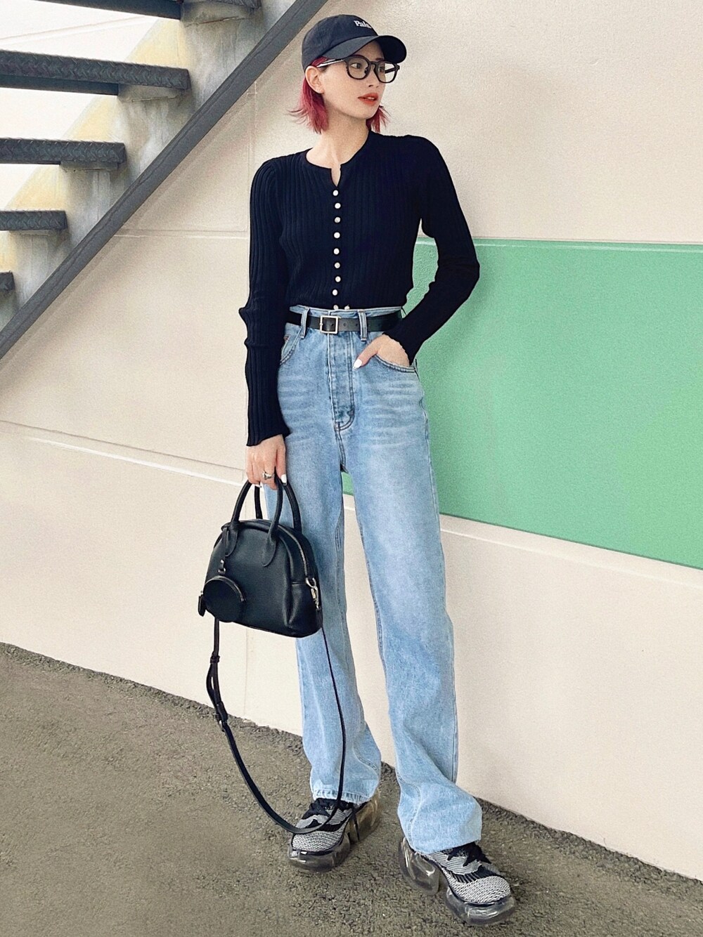 「今日のコスメと服、モード、キャップ、カーディガン、シンプルコーデ、デニム、ビッグシルエット、スニーカー、厚底シューズ、ハンドバッグ、ストリート、ハイウエスト、ショルダーバッグ、お出かけコーデ日記、休日スタイル」｜「etadeの2WAY ポーチ付ミニボストンバッグ etda23s02（ショルダーバッグ、ブラック系）」を使った、T Λ Eさん（レディース・158cm）の春コーディネートの1枚目の写真