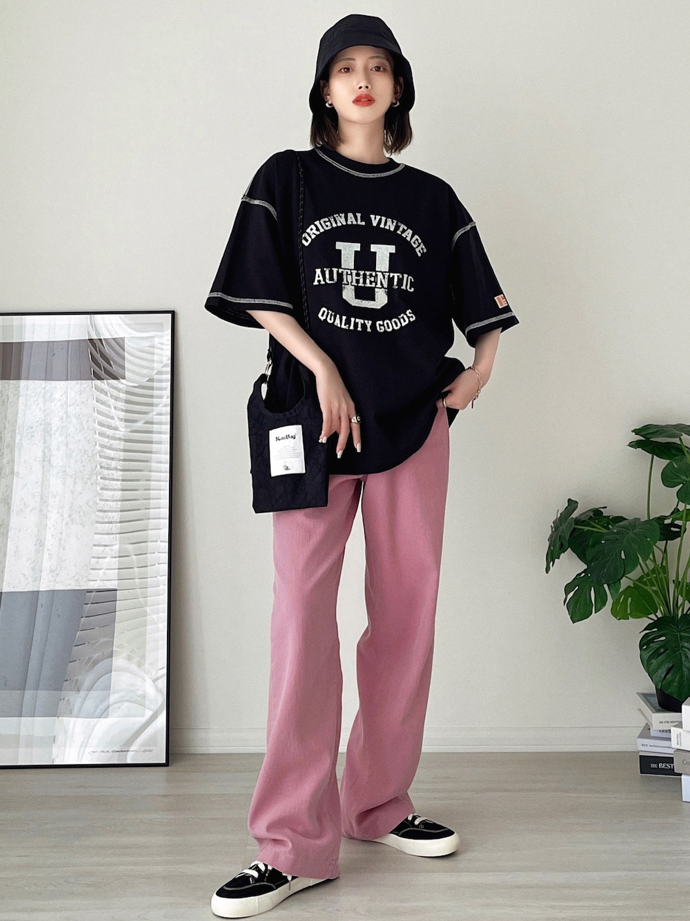 「ストリート、韓国ファッション、ロゴT、オーバーサイズ、ビッグシルエット、ピンク、スニーカー、バケットハット、ショルダーバッグ、お出かけコーデ、夏コーデ、デニム、プチプラ、アツいコーデ全部見せ、カラー×コーデ」｜「Javaの《JaVaジャバ 別注》大人ヴィンテージ。プリントアウトステッチリバースウィーブ風Tシャツ（Tシャツ/カットソー、ブラック系）」を使った、T Λ Eさん（レディース・158cm）の夏コーディネートの1枚目の写真