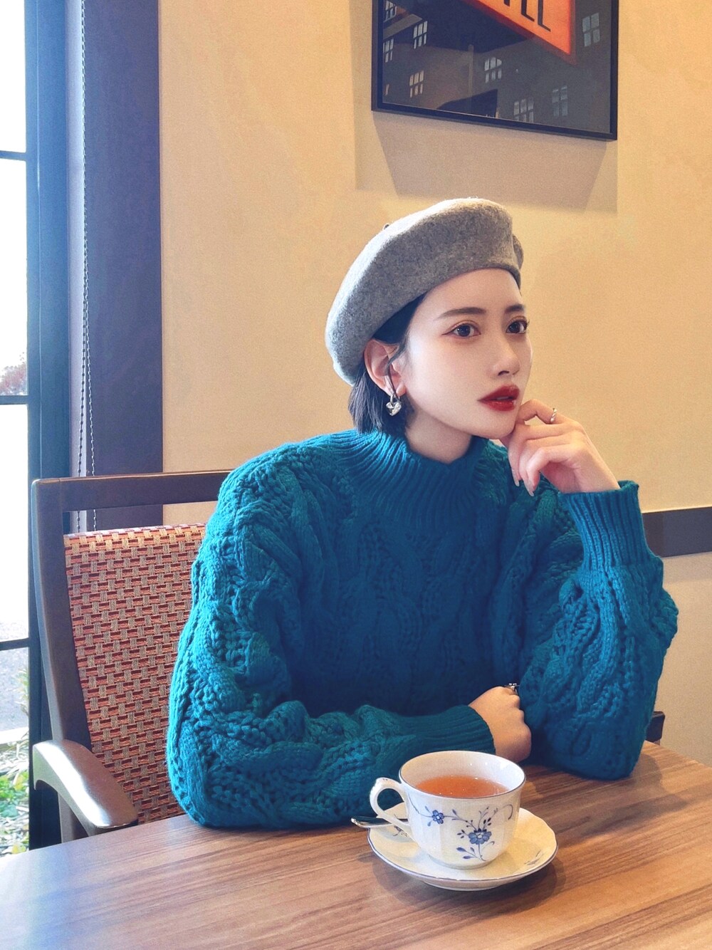 「冬を彩る色いろコーデ、ニット、タートルネック、韓国ファッション、ボリューム袖、休日スタイル、お出かけコーデ、古着MIX、冬コーデ、デートコーデ、プチプラ、シンプルコーデ、ブルー、ビッグシルエット、ベレー帽」｜「me+em selectの【 新色追加／１１色展開 】やわらかローゲージハイネッククロップドニット（ニット/セーター、ブルー系）」を使った、T Λ Eさん（レディース・158cm）の冬コーディネートの1枚目の写真