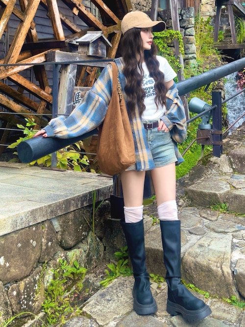 「Miniministore(ミニミニストア)のタイトロゴTシャツグラフィック半袖韓国風(Tシャツ/カットソー)」を使った、T Λ Eさん(レディース・158cm)の秋コーディネート