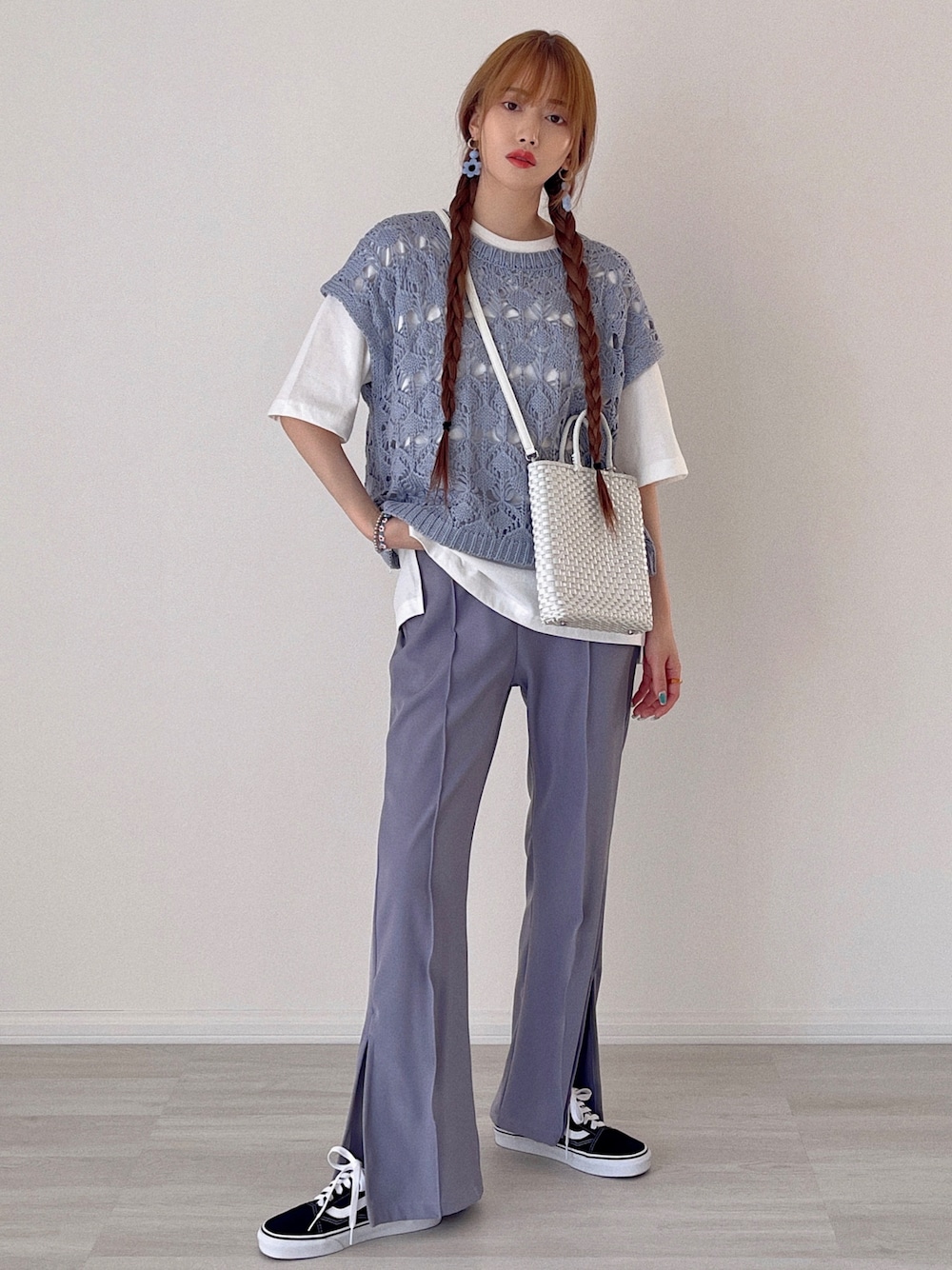「透かし編みニット、セットアップ、白Tシャツ、カラーパンツ、きれいめカジュアル、ワントーンコーデ、ブルー、ショルダーバッグ、スニーカーコーデ、スニーカー、スリットパンツ、プチプラ、GU、夏コーデ、VANS」｜「etadeの【etade】openwork knitting vest etdwd22s003（ベスト、ブルー系）」を使った、T Λ Eさん（レディース・158cm）の夏コーディネートの1枚目の写真
