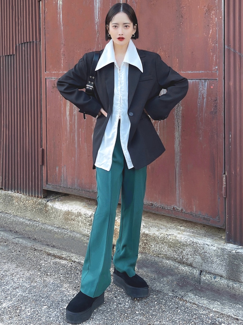 「今日のコスメと服、冬を彩る色いろコーデ、レイヤードスタイル、冬コーデ、ジャケット、シャツスタイル、カラーパンツ、グリーン、ブーツ、休日スタイル、お出かけコーデ、モノトーン、プチプラ、ショルダーバッグ、シンプルコーデ」｜「VipoaのBIGカラージップシャツ（シャツ/ブラウス、ホワイト系）」を使った、T Λ Eさん（レディース・158cm）の冬コーディネートの1枚目の写真